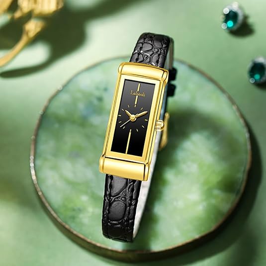 ساعة نسائية بجلد أسود ولمسة ذهبية