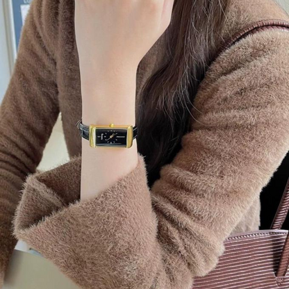 ساعة نسائية بجلد أسود ولمسة ذهبية