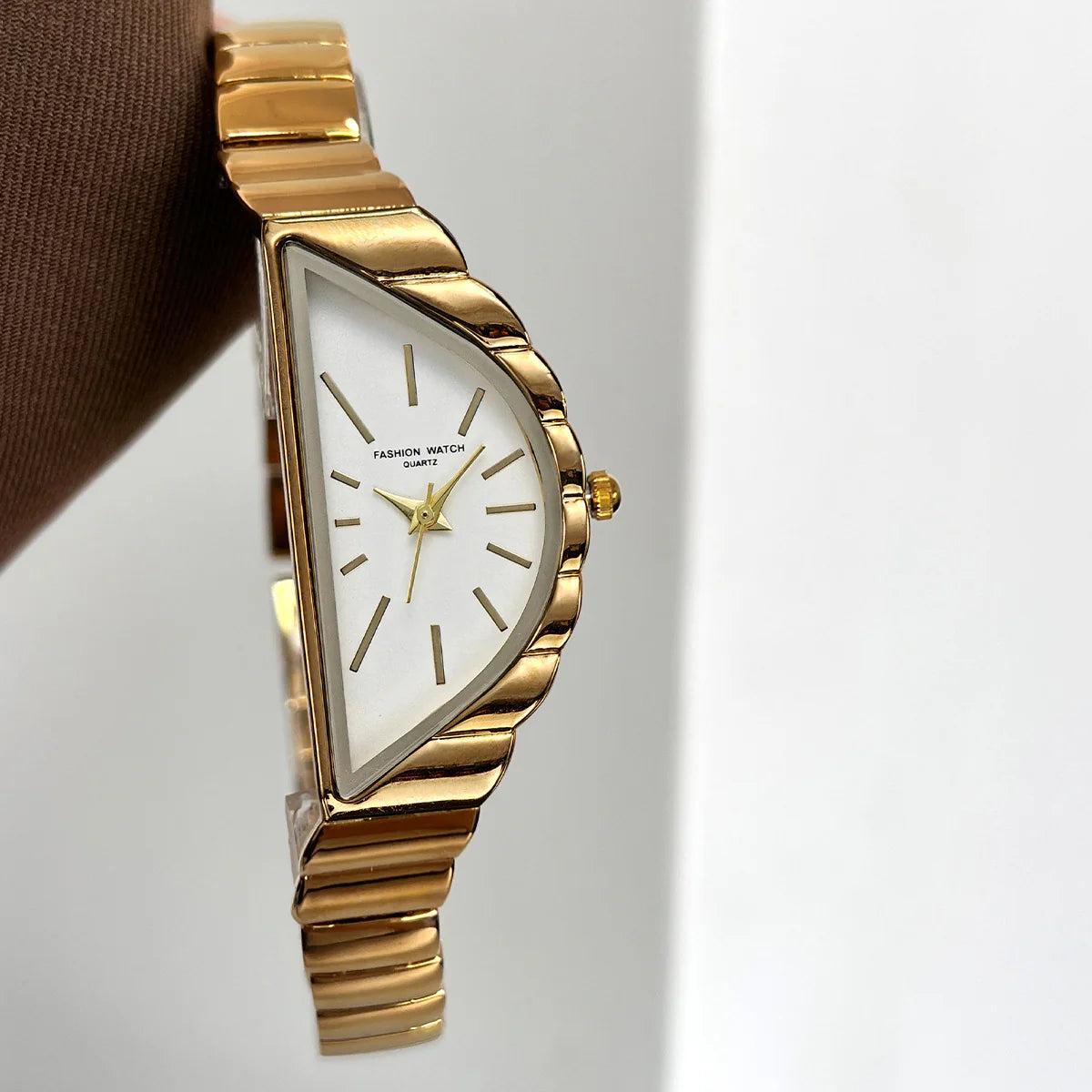 ساعة نسائية كوارتز بتصميم فني ذهبي