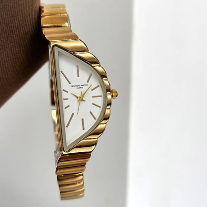 ساعة نسائية كوارتز بتصميم فني ذهبي