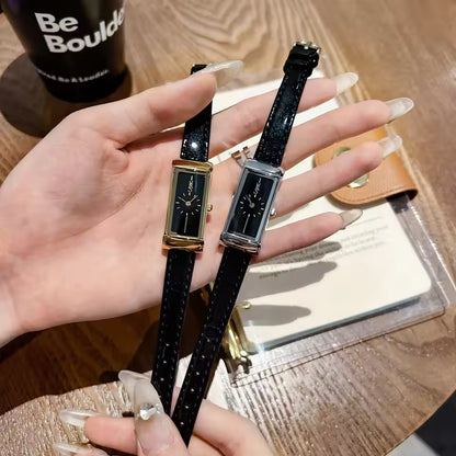 ساعة نسائية بجلد أسود ولمسة ذهبية