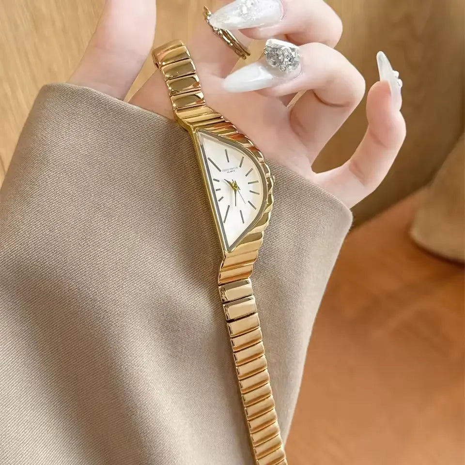 ساعة نسائية كوارتز بتصميم فني ذهبي