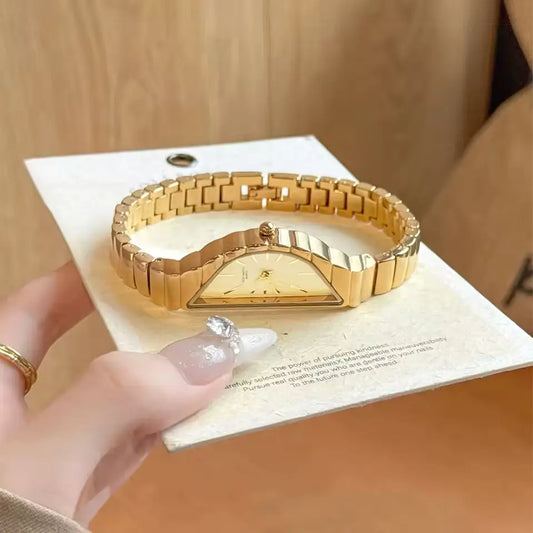 ساعة نسائية كوارتز بتصميم فني ذهبي